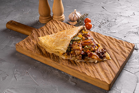 美味的煎饼 蔬菜 鸡肉 蘑菇 在木制切割板上 最好的自制早餐 法国国产食品图片