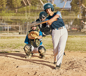 棒球运动员 女运动员和挥动球棒的运动技术或技能 同时在球场或场地上进行竞技比赛或比赛 适合女性与做运动和娱乐的捕手图片