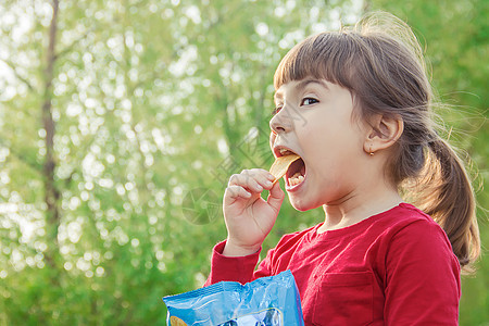 孩子吃薯片 有选择性的专注 食物和饮料筹码盘子键盘喜悦游戏乐趣空气包装产品桌子图片