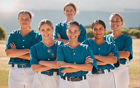 棒球 快乐和女子团队在练习或比赛后双臂交叉在运动场上 与一群自豪的女运动员团队合作 协作和支持 随时准备支持 获胜和比赛图片