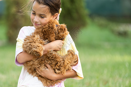 和主人在一起的小狗在公园玩耍玩乐一天微笑动物快乐皮肤房子大学乐趣女孩女性毛皮图片