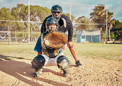 棒球 运动和训练 与运动员或接球手在场上进行比赛或户外比赛 与一名身穿制服的男运动员一起锻炼 健身和锻炼 以促进健康和竞争图片