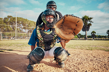 在运动比赛或比赛期间 户外运动场上的棒球 运动和团队守场员 一名运动员的健身 训练和有氧运动 他的注意力准备好接住快速球背景图片