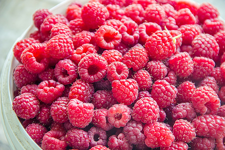 草莓在孩子的手中 以心脏的形式存在孩子们木板农场饮食木头浆果食物横幅水果女士图片