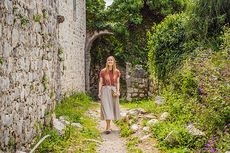女游客穿过黑山的巴尔老城 快乐的游客走在山上 巴尔 黑山 巴尔干半岛的郊区 美丽的自然风光旅游太阳镜娱乐旅行观光假期古物石头女孩图片
