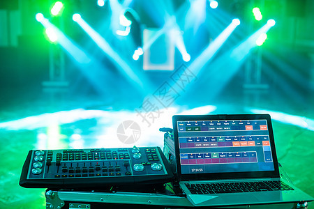 用蓝色光束和灯光在舞台上与笔记本电脑相混合的高亮迪杰控制技术舞蹈控制板乐器娱乐音乐会灯展横梁房子图片