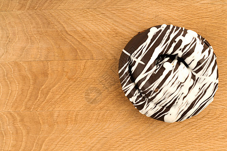 包着巧克力 在木板上面包糕点早餐奶油小吃食物垃圾糖果育肥面团图片