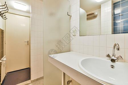 现代浴室和浴浴缸内部公寓陶瓷洗手间洗澡住房大理石住宅卫生白色风格图片