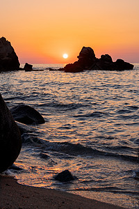 橙色日落海景和意大利岩石的美景 多彩的日出风景巨石地平线阳光天空橙子海洋海滩支撑石头金子图片