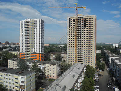 Crane和正在建筑中的蓝色天空的Crane和建筑商业摩天大楼工程房子工作公寓城市起重机图片