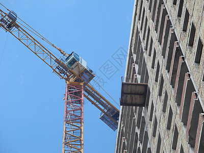 Crane和正在建筑中的蓝色天空的Crane和建筑城市商业房子摩天大楼工作公寓起重机工程图片