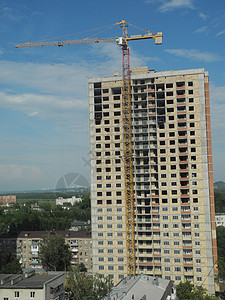 Crane和正在建筑中的蓝色天空的Crane和建筑公寓工作工程城市摩天大楼商业房子起重机图片