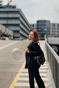 路上背着背包的年轻女人乐趣假期微笑旅行幸福游客探险家城市享受女孩图片