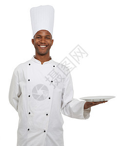 您决定这个盘子里放什么食物 一位快乐的非洲厨师为您带来食物  Copyspace广告工作白人工业工作室黑衣人食品成人白色帽子图片