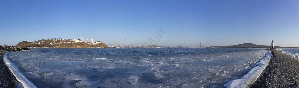 从俄罗斯桥看海景观全景建筑学月亮城市旅行灯塔旅游海景海岸海岸线地平线背景图片