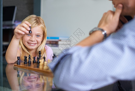 教她策略技巧 一个父亲和他年轻的女儿一起下国际象棋幸福女孩们女孩房子女性孩子孩子们爸爸成人微笑图片