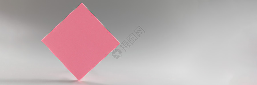 粉红贴纸站在灰色背景的尖边缘图片