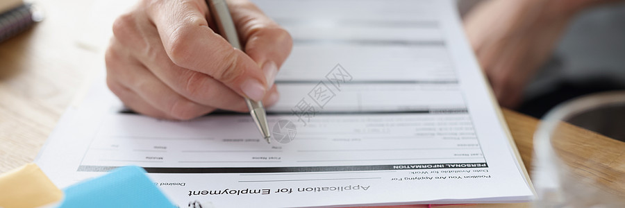 在公司办公室填写就业证明申请的人 填入工作证图片