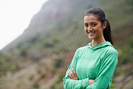 她喜欢跑步 一位美丽的年轻女子站在风景优美的山顶上 准备远走高飞呢成人运动远足女士训练黑发女性图片