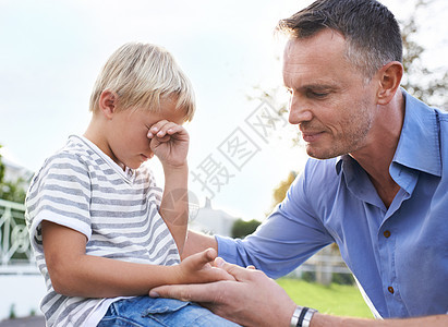 我的孩子会没事的 一个父亲安慰他哭着的男孩图片