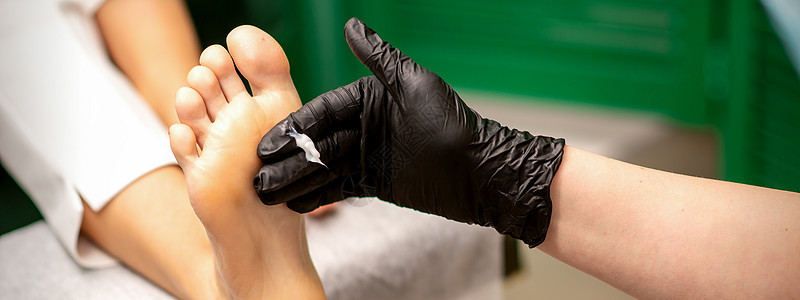 美容师在美容院对女性客户脚部按摩施奶油程序手套服务医生卫生治疗修脚赤脚保湿指甲图片
