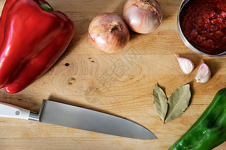 配有蔬菜和刀子的木板烹饪洋葱营养框架厨房香料饮食乡村桌子胡椒图片