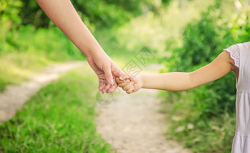 母亲和女儿在路上牵着手走来走去孩子们女性母性木板男性儿子男人皮肤父母妈妈图片