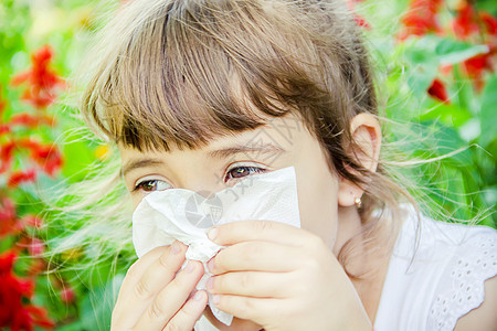 儿童季节性过敏 Coriza 有选择的焦点孩子们花粉花束眼泪朋友皮炎组织鼻涕鼻炎餐巾图片