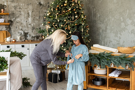 家庭 孩子 圣诞节 xmas 和快乐的人的概念拥抱母亲和女儿妈妈乐趣幸福母性童年父母女士女孩微笑房间图片