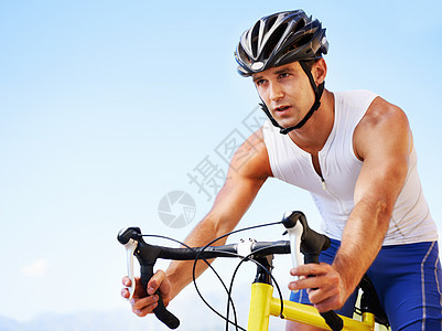 在锻炼时享受风景 骑自行车环绕海洋路的剪切式观景海洋运动装男人海滩练习运动员头盔男性运动成人图片