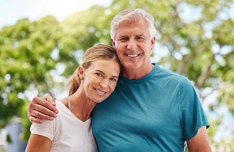 健康 健康和老年夫妇在户外晨间漫步在大自然中 快乐而放松 爱情 锻炼和有氧运动 男女肖像拥抱 享受退休生活 一起活跃图片