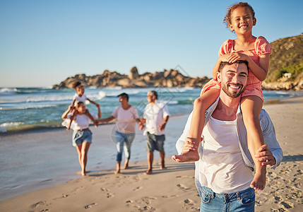 旅行 海滩和幸福的家庭 沿着海洋结伴而行 在大自然中谈笑风生 爱 自由和孩子们在墨西哥海上度假时与父母和祖父母一起兴奋图片
