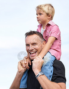 和爸爸在一起特别的时刻 一个英俊的父亲带着儿子在肩膀上男孩们父母幸福男人微笑天空男性金发女郎家庭孩子图片