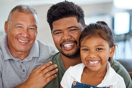 菲律宾家庭和快乐的肖像与年长的祖父和孩子们一起在家里放松 父亲 父母和小女孩在家里享受与年龄差距亲戚的亲密时光图片