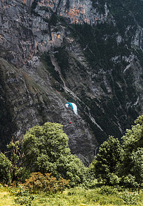 瑞士劳特布龙嫩 瑞士阿尔卑斯山的少女峰 舒适的山区村庄 极限运动 滑翔伞和降落伞图片