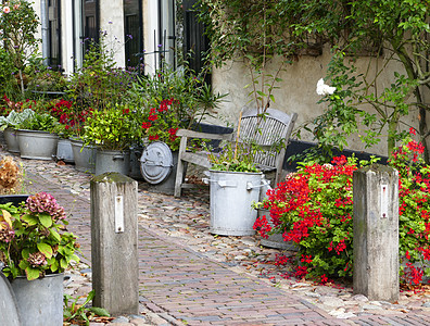 中世纪小镇的相片小巷里建筑途径水桶前院花朵花盆植物百叶窗房子旅游图片