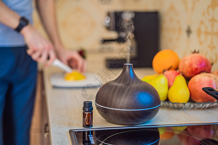 一名男子在香薰机旁准备食物 厨师在厨房里切成熟的红辣椒 为客人烹制新鲜 成熟的甜椒沙拉 夏季新鲜蔬菜沙拉香气成人疗法加湿器空气桌图片