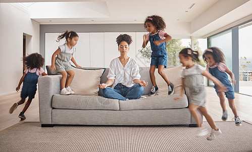 冥想 瑜伽妈妈和孩子在跑步 精力充沛与母亲一起在布拉齐尔家中的沙发上做免费的压力运动 并过度活跃地从事体力活图片
