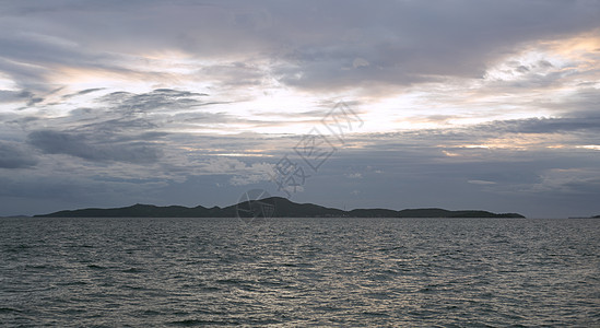 平静的海与日落的天空与云日出太阳海洋天气旅行海浪海滩天空地平线图片