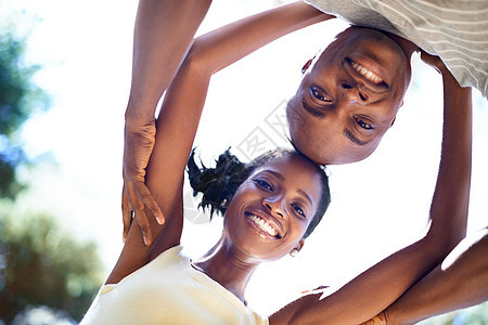 一对快乐的非洲年轻夫妇 笑得满脸笑容地看着摄影机 看着镜头图片