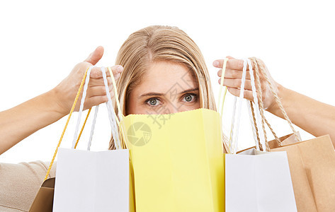 买东西后感觉好点了 一个漂亮女人的肖像 在白色背景下拿着购物袋裁剪微笑店铺姿势成人冒充金发女郎女士购物工作室图片