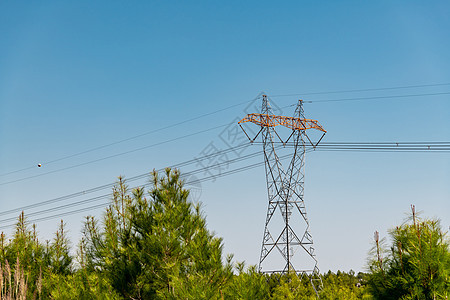 沿一条国家公路的电线杆高压电压发电电线杆环境金属邮政环保技术电流农村能量网格变压器背景图片