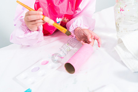 厕所纸卷手工艺艺术家庭女孩绘画油漆创造力主题远程教育丙烯网课图片