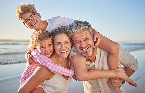 家人 海滩和快乐的孩子在阳光下的暑假旅行中度过美好时光 母亲 男人和孩子在阳光下的幸福肖像 带着微笑 拥抱和在大自然中的乐趣图片