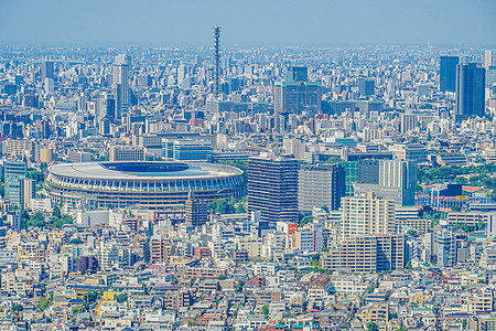新的国家体育馆和东京市城市背景图片