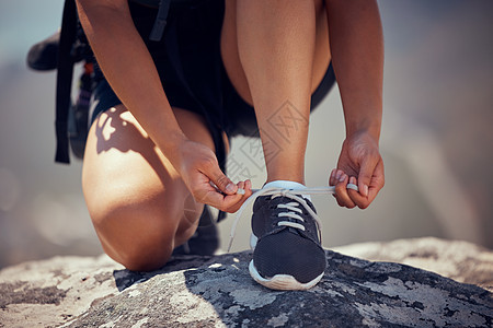 健身动机的徒步旅行者的运动 手和鞋 准备在户外散步 跑步或攀爬的女性 用于在自然运动或运动中远足 冒险或徒步旅行的女性领带鞋的手图片
