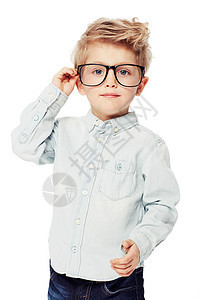 说吧 一个戴眼镜的可爱小男孩摸着他的耳朵图片