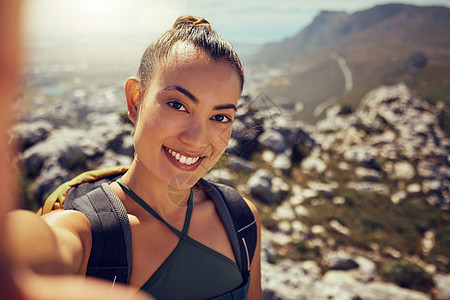 夏季 肖像 快乐和女人在山上徒步旅行 在大自然中自拍 背着背包在户外徒步探索时 面对 健身和锻炼拉丁裔女性或游客微笑图片