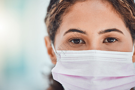 Covid 医院和戴面具的医生肖像 以确保安全和面部保护免受病毒模型的侵害 在医疗机构接受冠状病毒治疗特写镜头时 眼中表情疲倦的图片