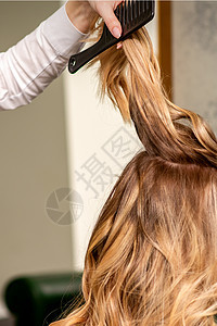 专业发型护理 长发的金发年轻女子 在美容院做头发秀发刷子工具理发女孩卷曲职业成人吹风机沙龙脱发图片
